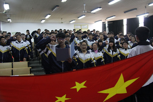 西子學(xué)校隆重舉行高三年級(jí)十八歲成人宣誓儀式