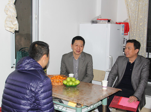 西子學(xué)校：集團(tuán)領(lǐng)導(dǎo)節(jié)前慰問我校困難黨員、職工